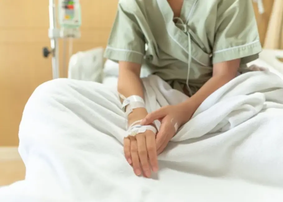 Bērnu slimnīca noraida operāciju meitenei ar lauztu atslēgas kaulu, māte meklē palīdzību citur