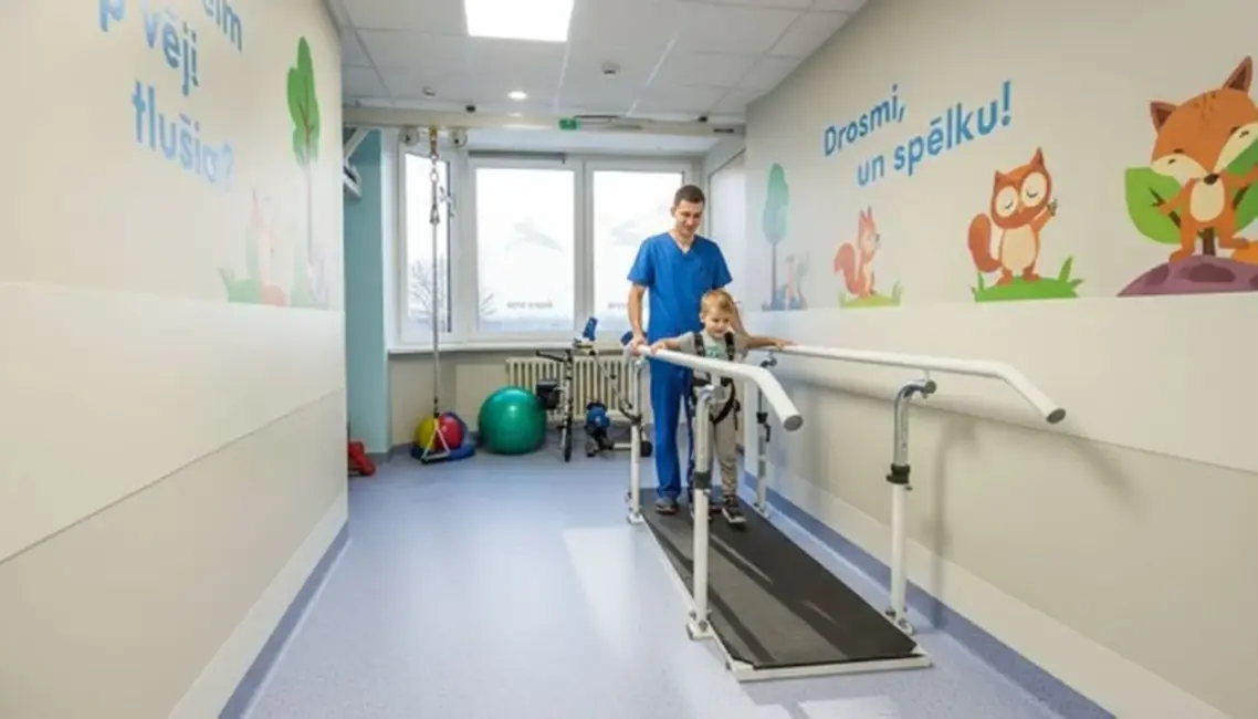 Bērnu slimnīcā pabeigta divu nodaļu telpu renovācija, uzlabojot pacientu un vecāku komfortu