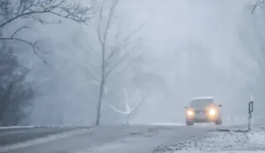 Brīdinājums autovadītājiem: šovakar un naktī Latvijā gaidāmi apgrūtināti braukšanas apstākļi sniega dēļ