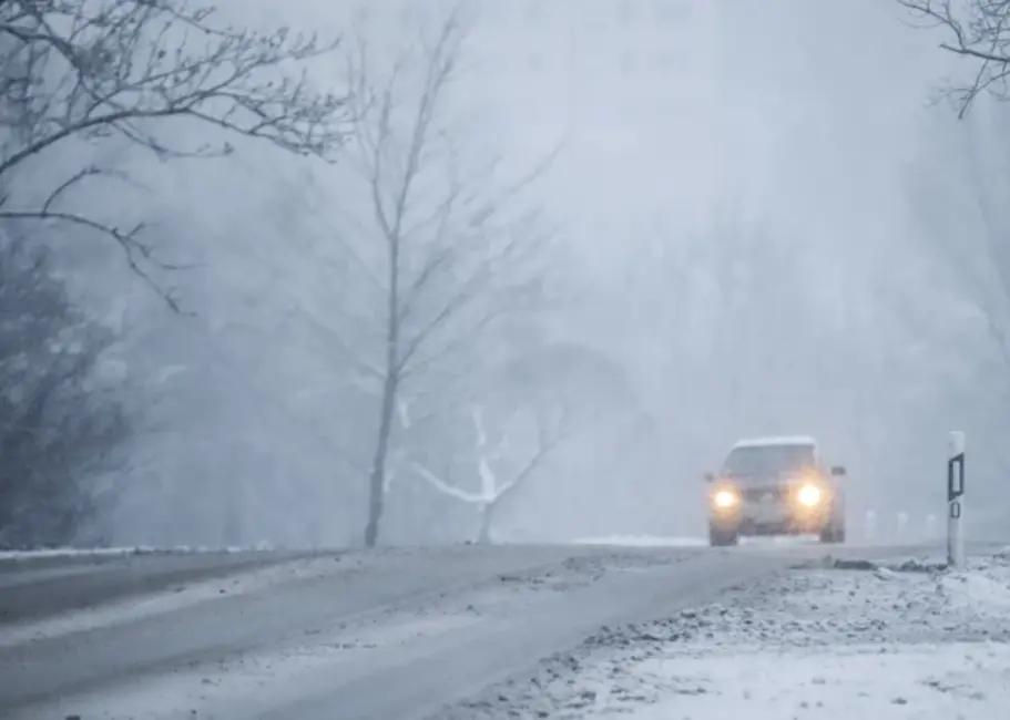 Brīdinājums autovadītājiem: šovakar un naktī Latvijā gaidāmi apgrūtināti braukšanas apstākļi sniega dēļ