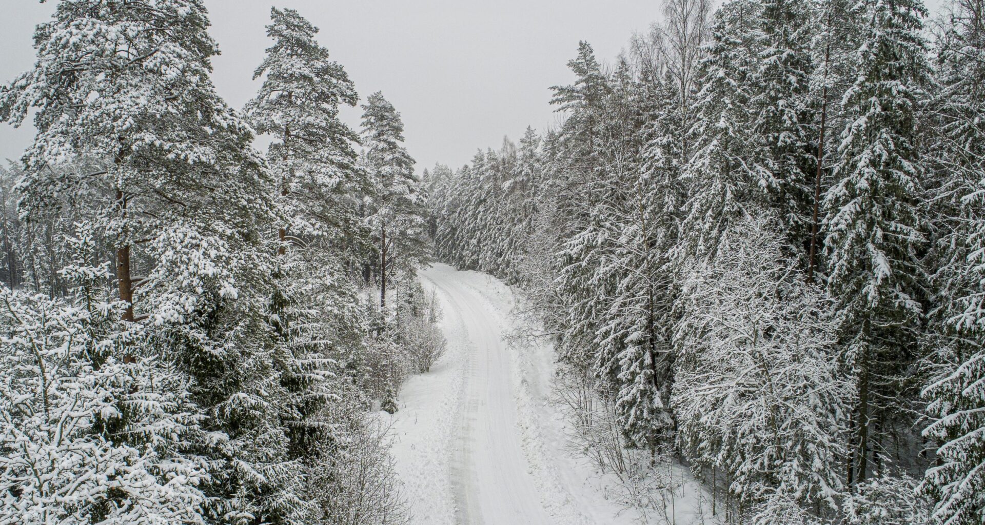 Šorīt Valkas apkārtnē īpaši apgrūtināta braukšana uz vietējiem autoceļiem, strādā 166 ziemas tehnikas vienības