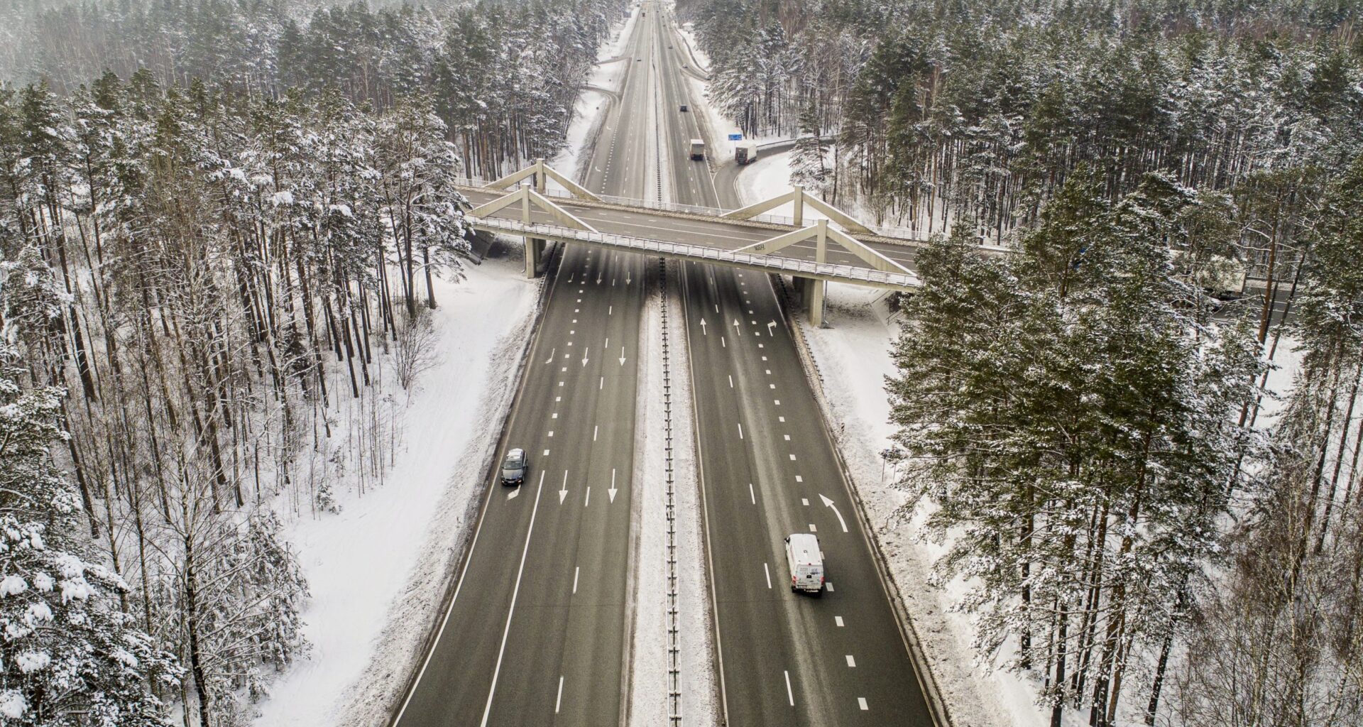 Šorīt daudzviet Kurzemē, Latgalē un centrālajā daļā apledojums un sniegs apgrūtina braukšanu; valstī strādā 113 ziemas tehnikas vienības
