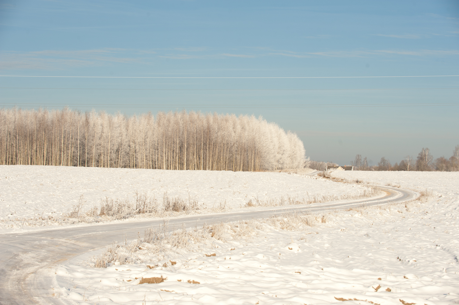 Šorīt valsts ceļu tīklā saglabājas apgrūtināti braukšanas apstākļi, strādā 104 ziemas tehnikas vienības