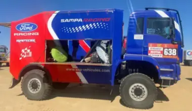 Dakaras rallijā pirmā posma laikā avarē "Ford M-Sport" atbalsta mašīna, neviens neciet