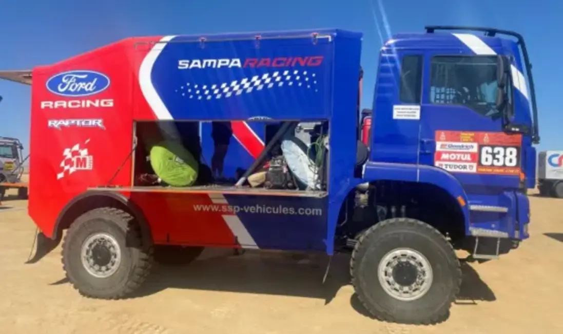 Dakaras rallijā pirmā posma laikā avarē "Ford M-Sport" atbalsta mašīna, neviens neciet