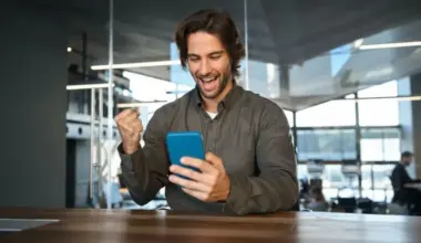 Dolārs sasniedz mēneša augstāko līmeni, investori gaida svarīgus datus