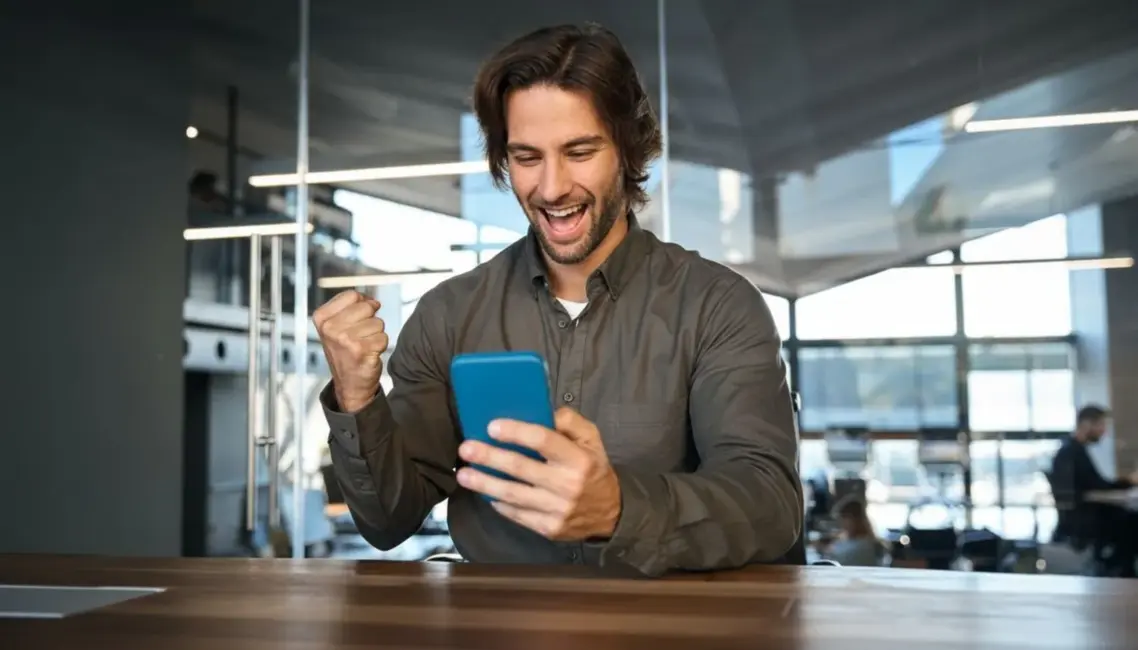 Dolārs sasniedz mēneša augstāko līmeni, investori gaida svarīgus datus