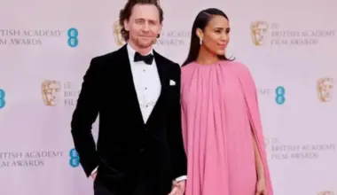 "Dzīvi mainošs notikums." Toms Hidlstons un Zave Eštone sveic otro bērnu