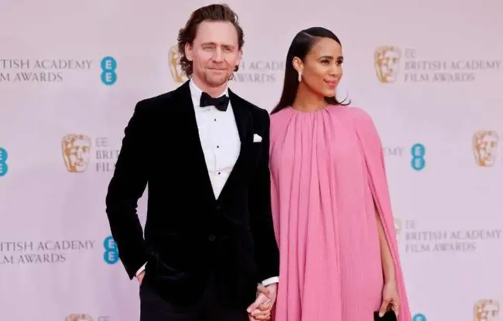 "Dzīvi mainošs notikums." Toms Hidlstons un Zave Eštone sveic otro bērnu