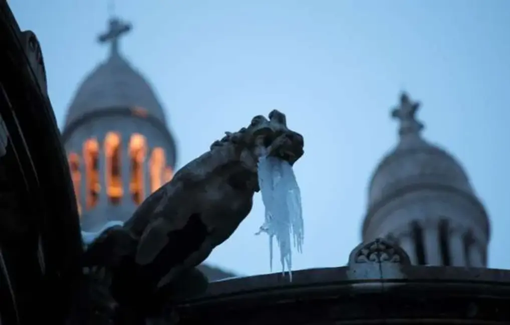 Eiropu pārņēmis aukstuma vilnis: satiksme paralizēta, tūkstošiem lidojumu atcelti