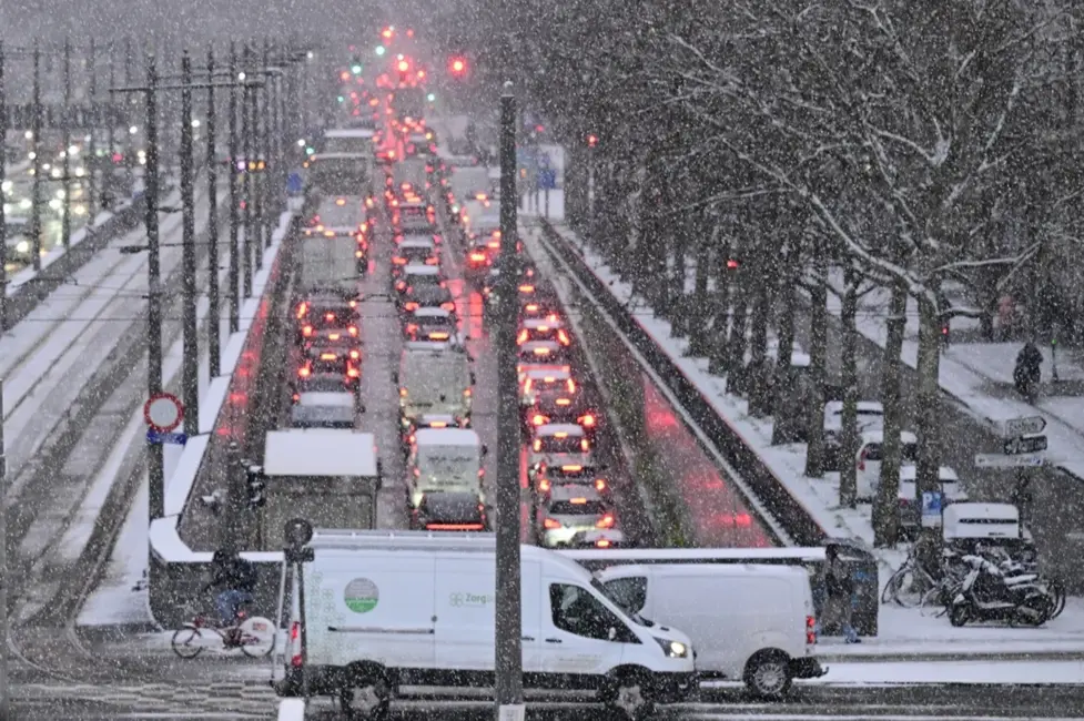 Eiropu pārņēmis bargais aukstums un sniegs, paralizējot satiksmi un radot haosu lidostās