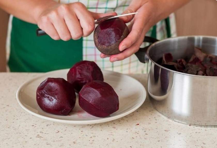 Vīramāte smējās, ieraugot, ka vāru bietes ar sinepēm, bet pēc tam viņa nogaršoja rezultātu un mainīja viedokli