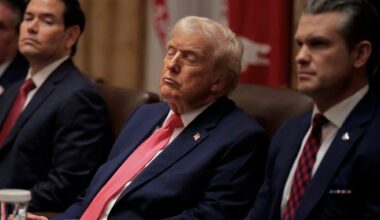 Tramps arvien biežāk publiskās sapulcēs iemieg – viņam pašam gan ir “alibi”