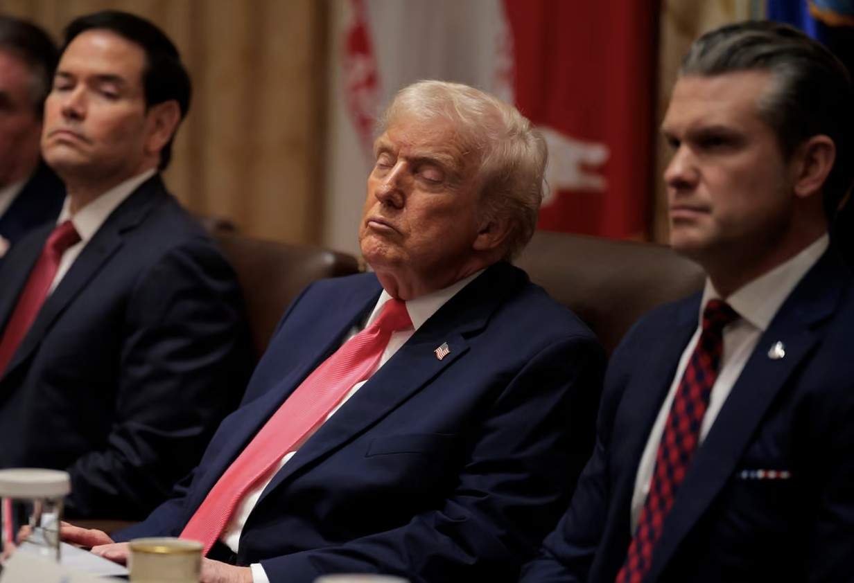 Tramps arvien biežāk publiskās sapulcēs iemieg – viņam pašam gan ir “alibi”