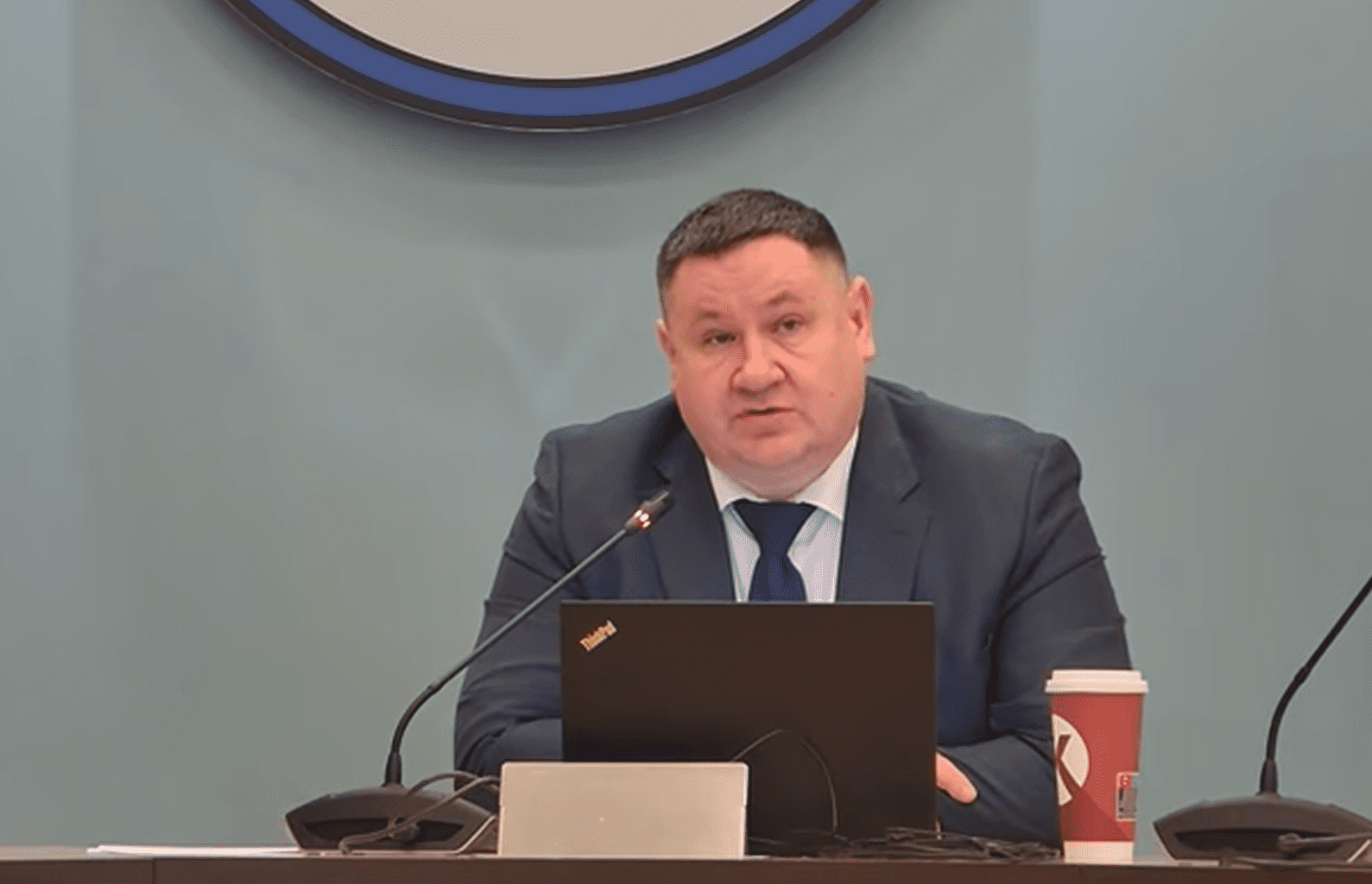 TIEŠRAIDE. Egils Helmanis atgriezies darbā Ogres domē: paceltas balsis, izslēgti mikrofoni un skarbi vārdi opozīcijai