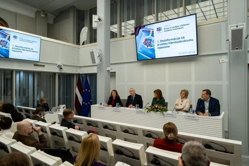 Eksperti brīdina: Mākslīgā intelekta ļaunprātīga izmantošana, populisms un radikalizācija apdraud godīgas vēlēšanas Latvijā