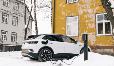 Volkswagen ID.4 ar Vool uzlādes staciju