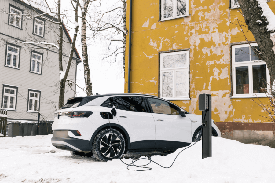 Volkswagen ID.4 ar Vool uzlādes staciju