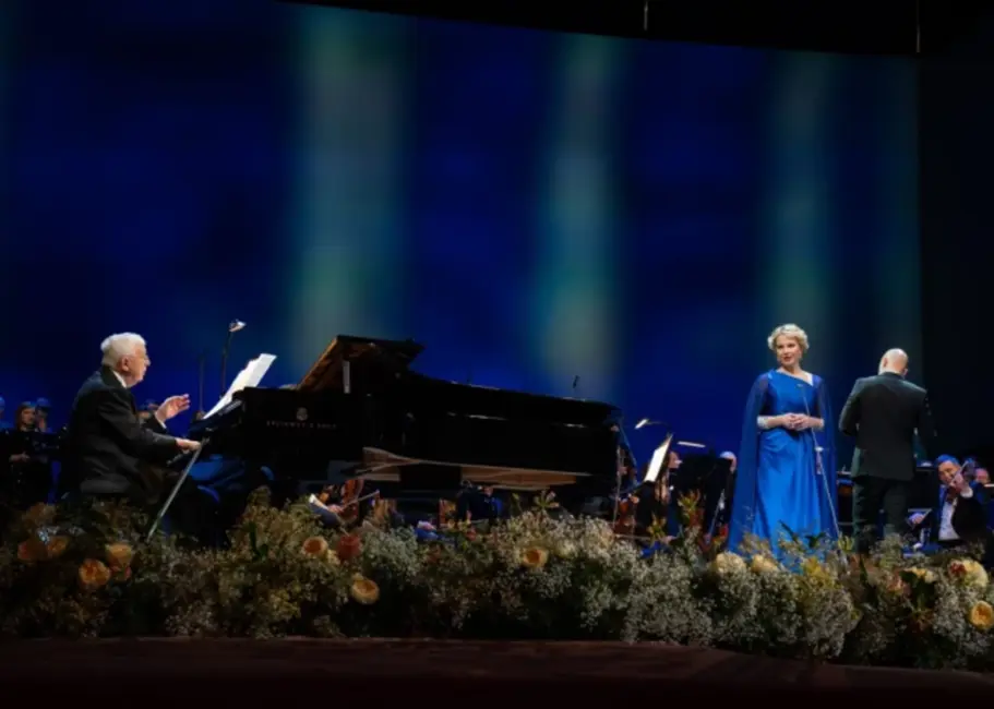 Elīna Garanča sveic Raimondu Paulu apaļajā jubilejā un kopā izpilda "Kerijas dziesmu"