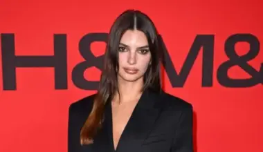 Emīlija Ratajkovska uzkarsē fanus ar provokatīvām fotogrāfijām sarkanā apakšveļā