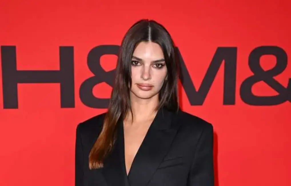 Emīlija Ratajkovska uzkarsē fanus ar provokatīvām fotogrāfijām sarkanā apakšveļā