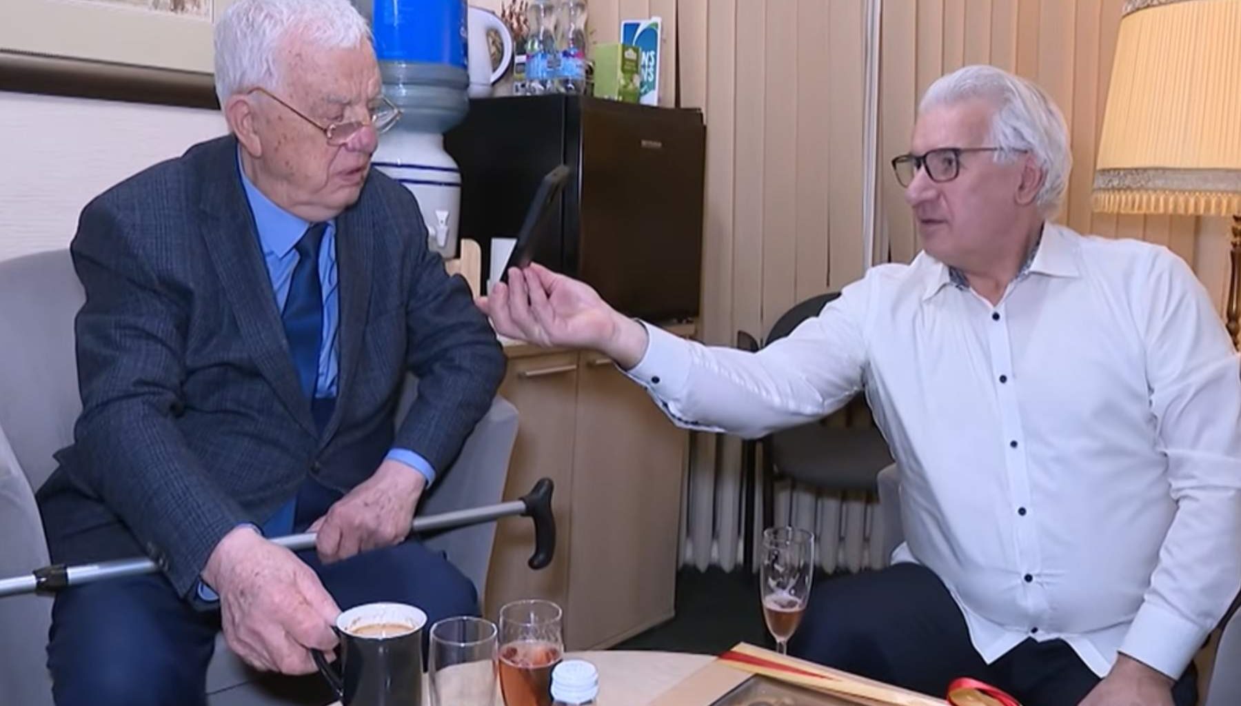 VIDEO. “Centāmies būt jautri, dzīvespriecīgi, visādus jokus taisījām, dzērām, dzīvojām normālu dzīvi!” Maestro sirsnīgā atzīšanās jubilejā