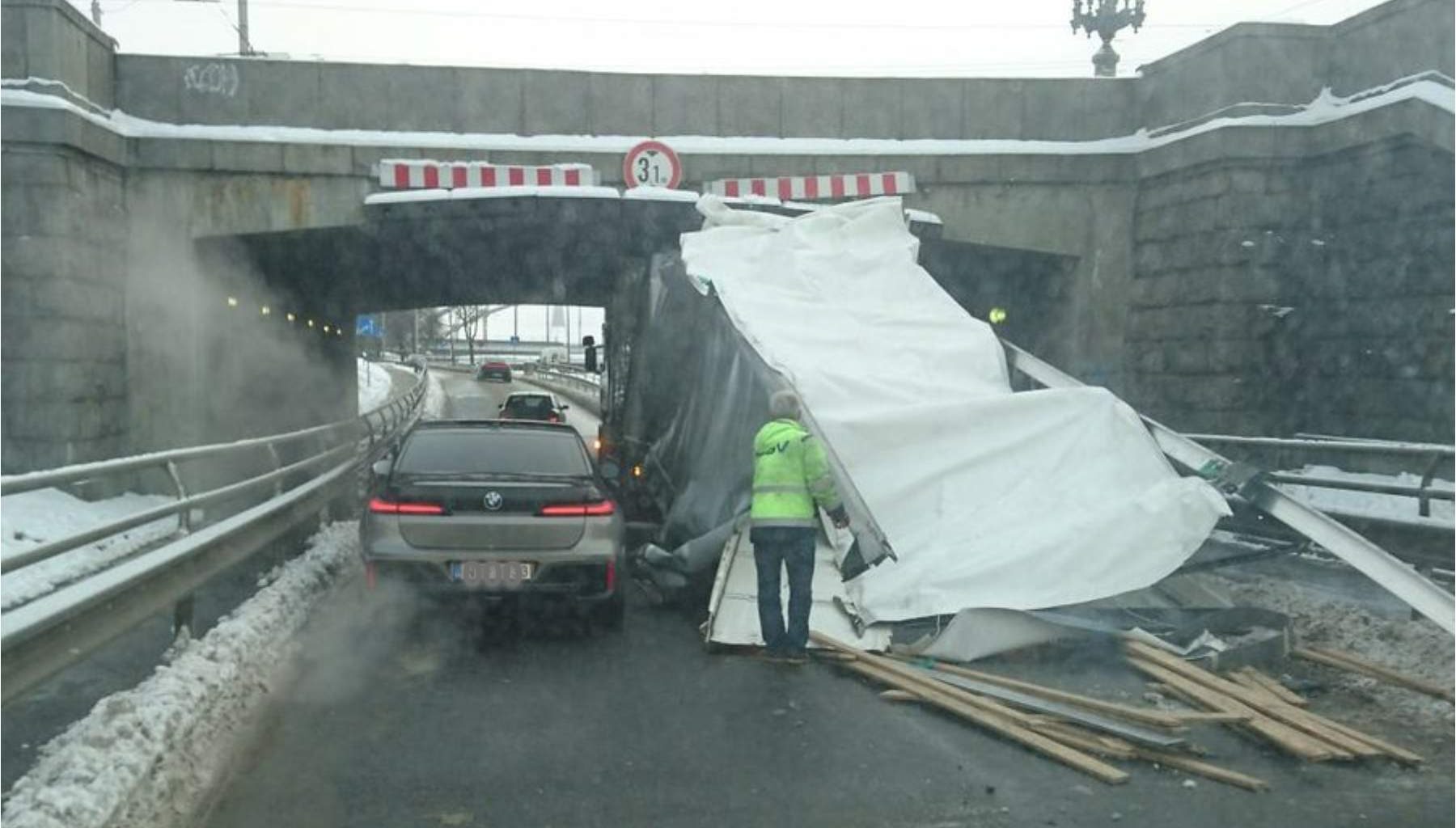 Tilts par zemu un navigācija melo? Klasiska vieta un arī situācija klasiska