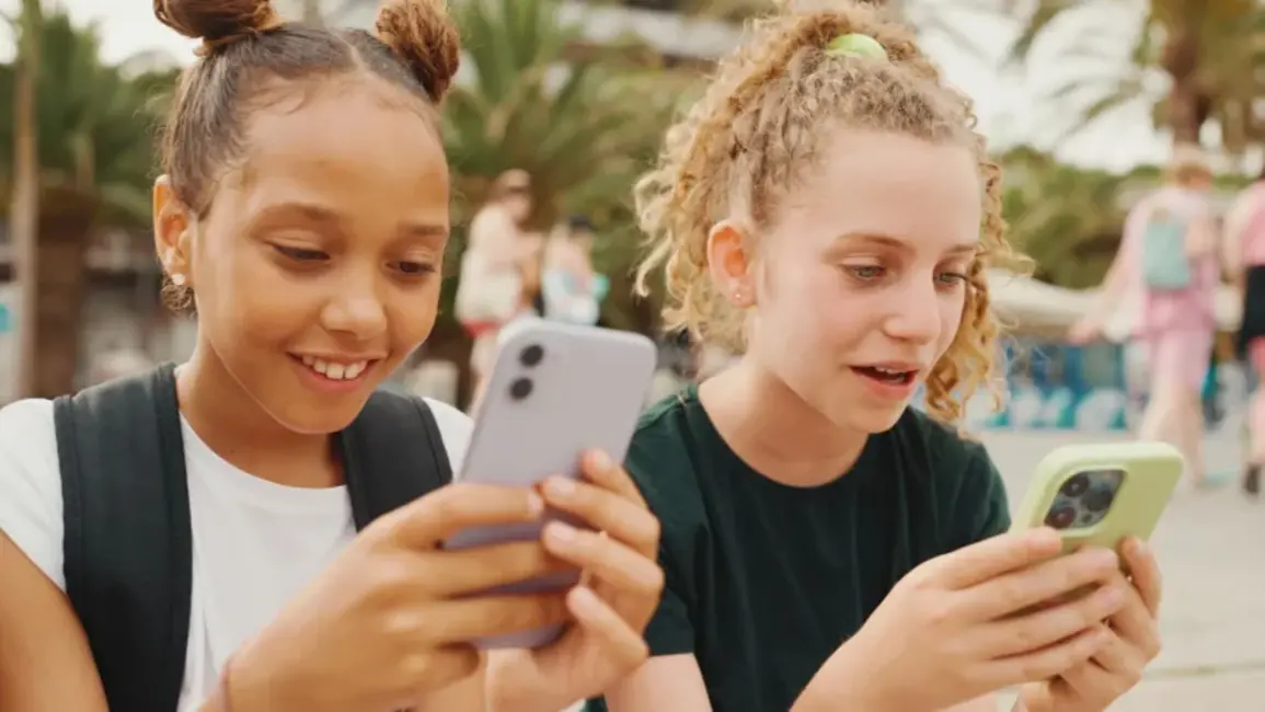 Francijā ieviesti stingri ierobežojumi sociālo tīklu lietošanai nepilngadīgajiem un aizliegti telefoni skolās