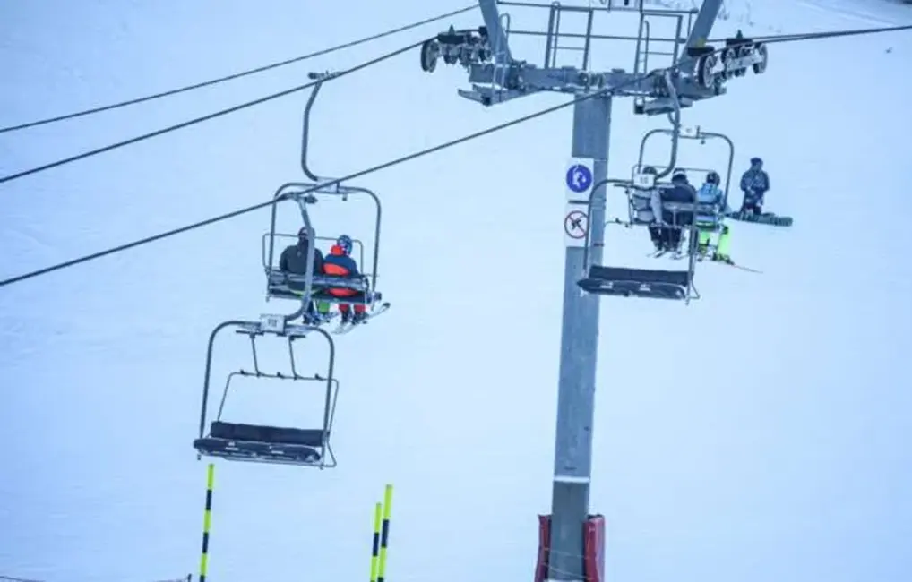 Francijas kūrorts Santkolombān-de-Vilardžā piedāvā bezmaksas slēpošanu, cīnoties ar finansiālām grūtībām