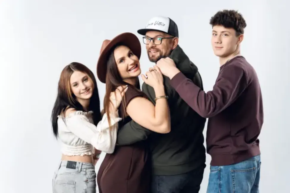 «Ģimene burkā» atgriežas ar jaunu sezonu kanālā 360TV: pievienojas Lauris Valters