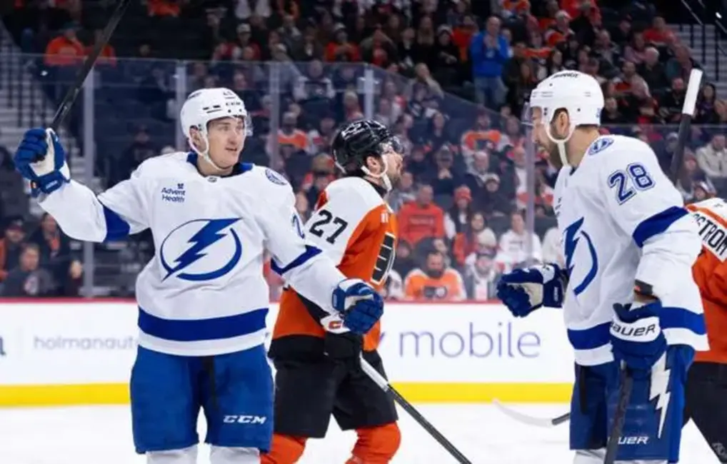 Girgensons asistē Holmberga uzvaras vārtu guvumā, "Lightning" turpina dominēt pār "Flyers"