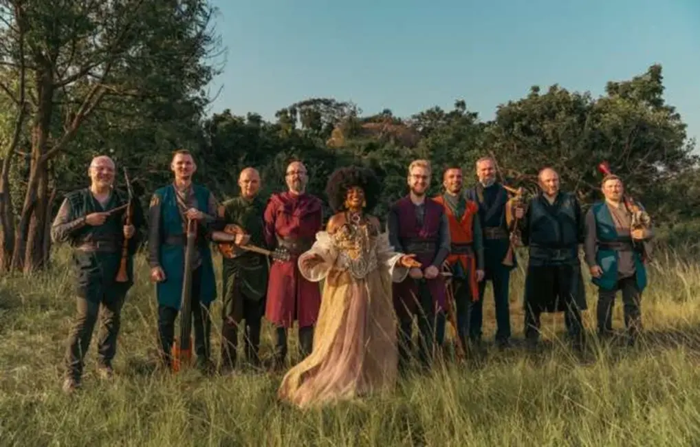 Grupa "Auļi" iepazīstina ar jaunu videoklipu, kas tapis kopā ar Ganas dīvu Abianu