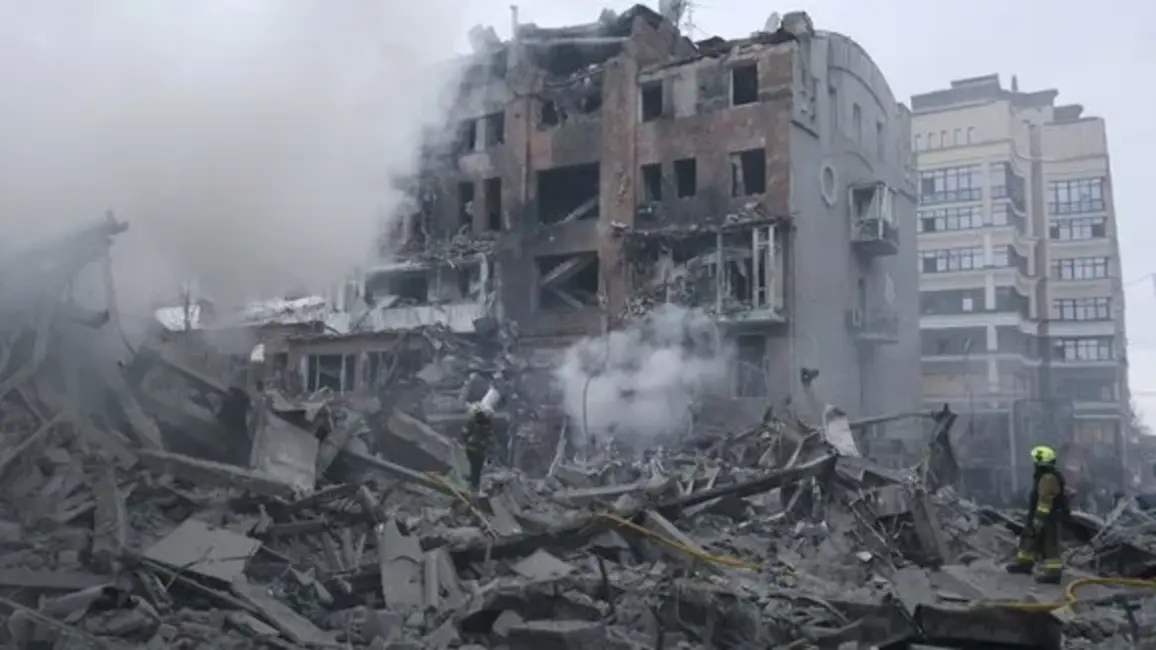 Harkivā raķešu triecienā daudzdzīvokļu namu rajonā ievainoti 30 cilvēki