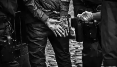 Holivudas zvaigzne Kīfers Sazerlends aizturēts par uzbrukumu kopbraukšanas pakalpojuma vadītājam