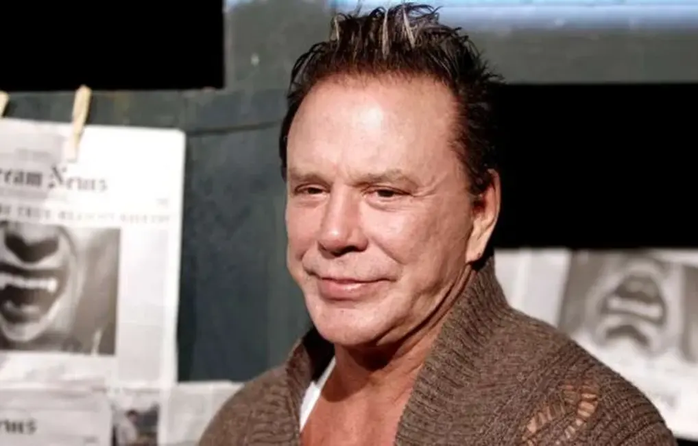 Holivudas zvaigznei Mikijam Rurkam draud izlikšana no mājām – uzsākta pūļa finansēšanas kampaņa