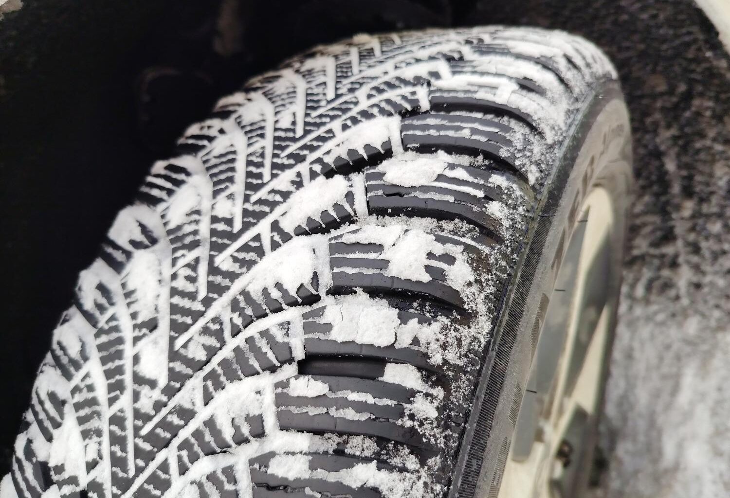 Savu lietoto elektroauto apāvu ar “Sailun” ziemas riepām un tad uzsniga sniegs…