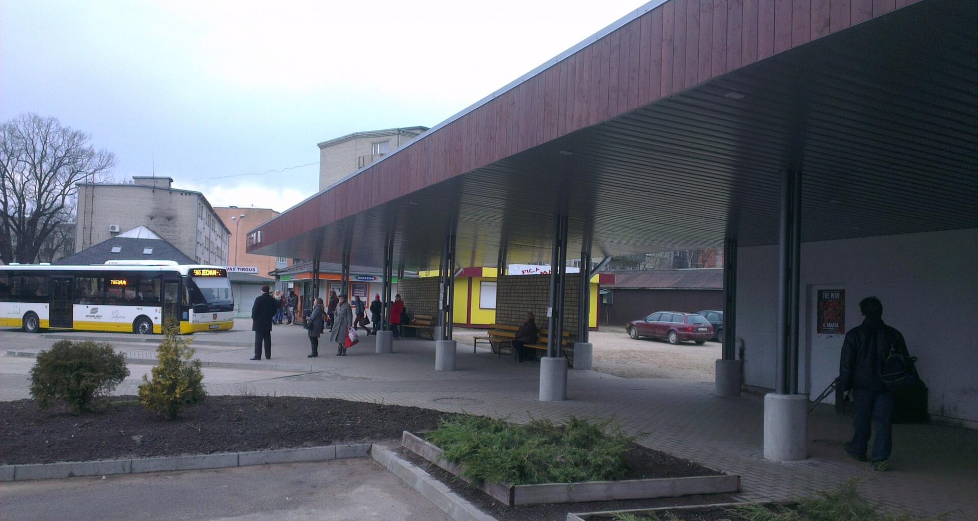 VIDEO: Iecavā autobusa pasažieris pielieto šaujamo