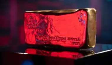 Ilggadējam trenerim Normundam Lūsim pasniegta balva par mūža ieguldījumu Latvijas volejbolā