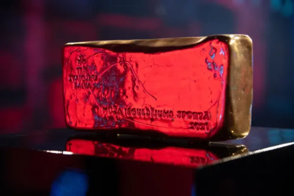 Ilggadējam trenerim Normundam Lūsim pasniegta balva par mūža ieguldījumu Latvijas volejbolā