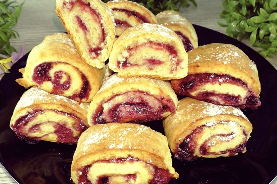 Kad ledusskapis tukšs, es vienmēr cepu šos gardos ziemas cepumus: vienkārša biezpiena recepte ar burvīgu ogu pildījumu