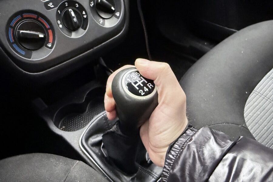 Vienkāršs triks, kas noderēs ikvienam autovadītājam: kā pārbaudīt sajūga izdilumu nieka 5 minūtēs, neko neizjaucot