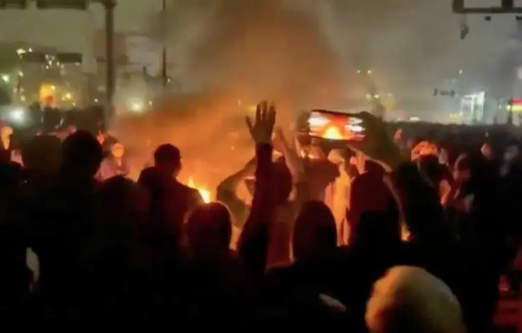 Irānā saasinās protesti un represijas: cilvēktiesību organizācijas ziņo par simtiem bojāgājušo