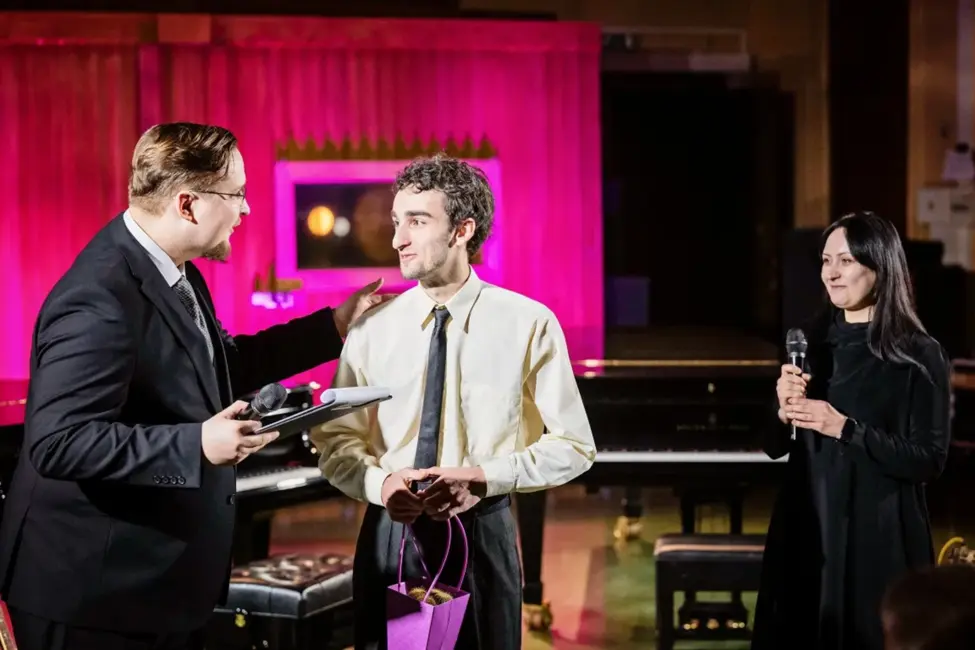 Jaunā kritiķa balvas ieguvējs Arno Titovs uzsver kritikas nozīmi un savu ceļu mūzikas pasaulē