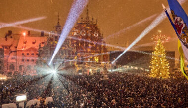 Ar līksmām svinībām Vecrīgas laukumos sagaidīts 2026. gads