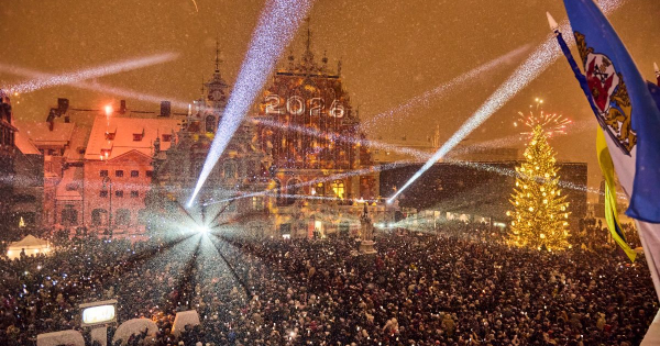 Ar līksmām svinībām Vecrīgas laukumos sagaidīts 2026. gads