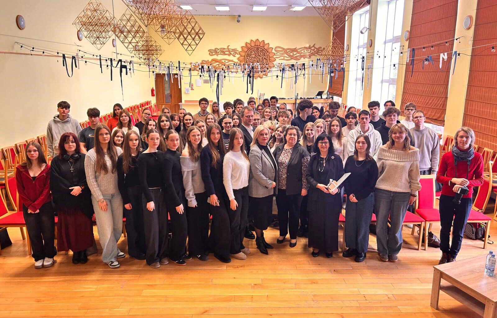 Latvijas Republikas Satversmes tiesa » Satversmes tiesa kopā ar Jelgavas jauniešiem atklāj jauno mācību semestri projektā “ApTver Satversmi”