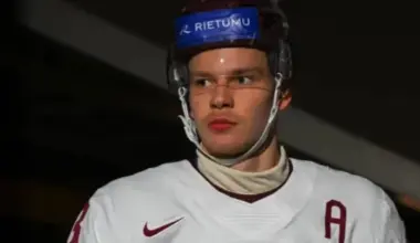 Kanādas hokeja apskatnieks: Alberts Šmits varētu kļūt par vienu no 2026. gada NHL drafta labākajiem spēlētājiem