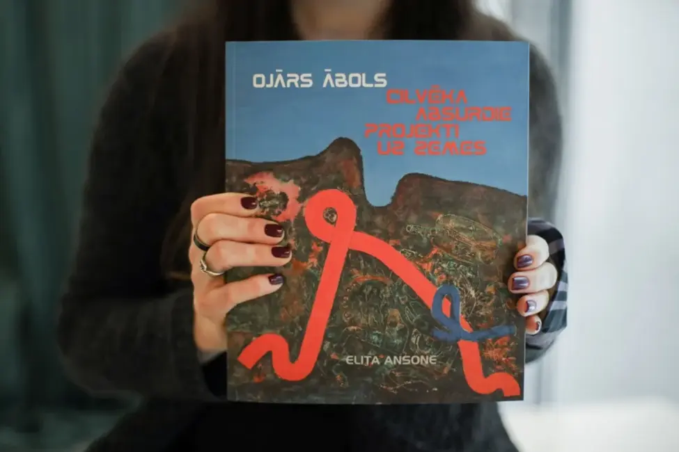 Klajā nākusi monogrāfija par mākslinieku Ojāru Ābolu, pētot viņa dzīves divējādību