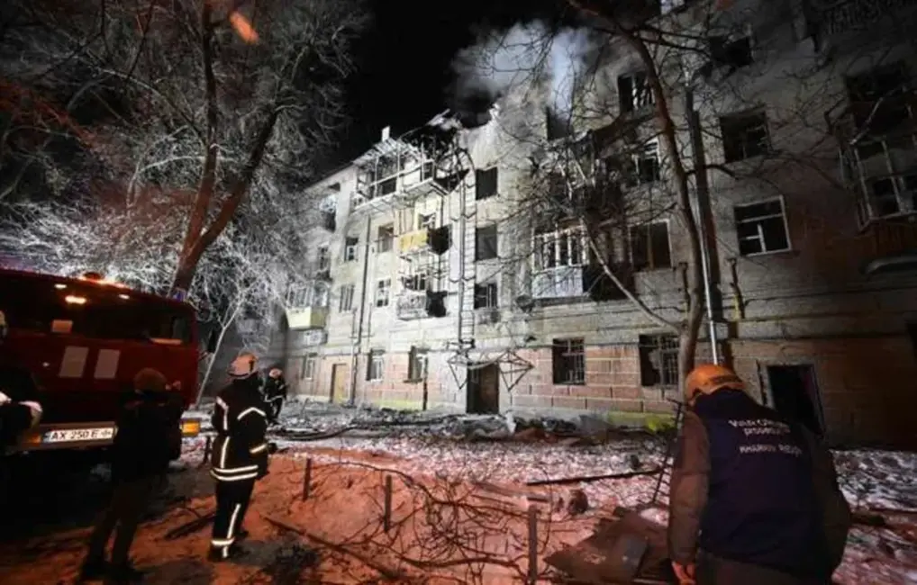 Krievijas masīvi uzbrukumi Ukrainai: Kijiva un Harkiva cieš, AAE turpina miera sarunas