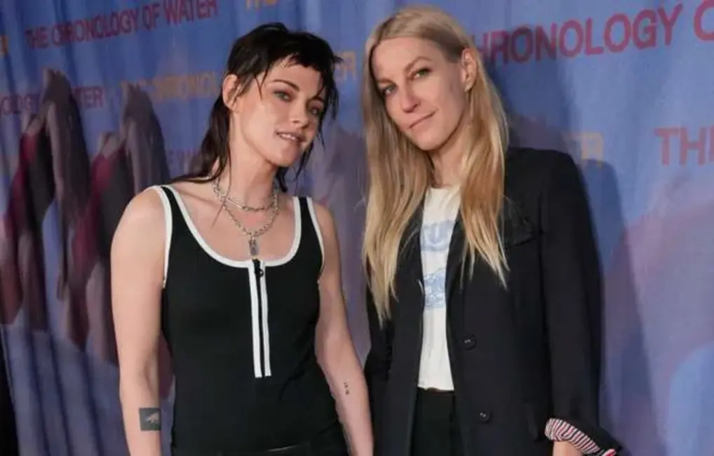 Kristena Stjuarte Losandželosā prezentē Latvijā filmēto debijas kinolenti kopā ar sievu